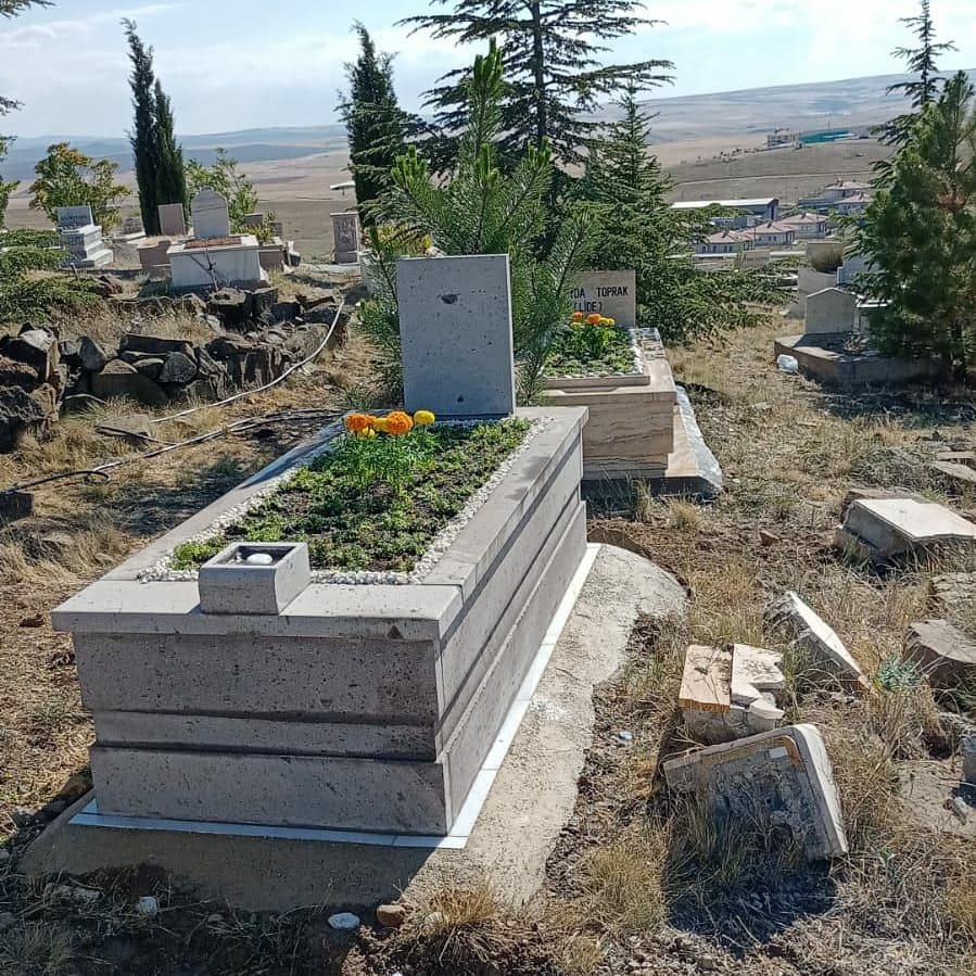 Köy mezarlığında mezar yapımı ve bakımı