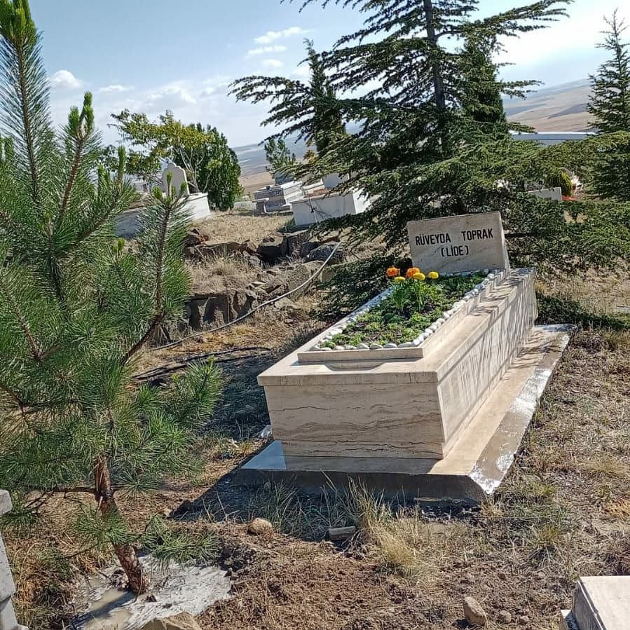 Köy mezarlığında mezar yapımı ve bakımı