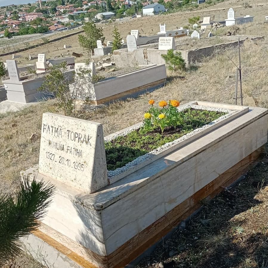 Köy mezarlığında mezar yapımı ve bakımı