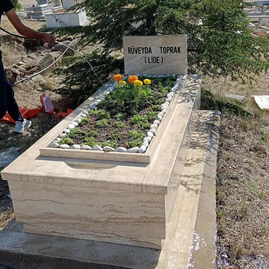 Köy mezarlığında mezar yapımı ve bakımı