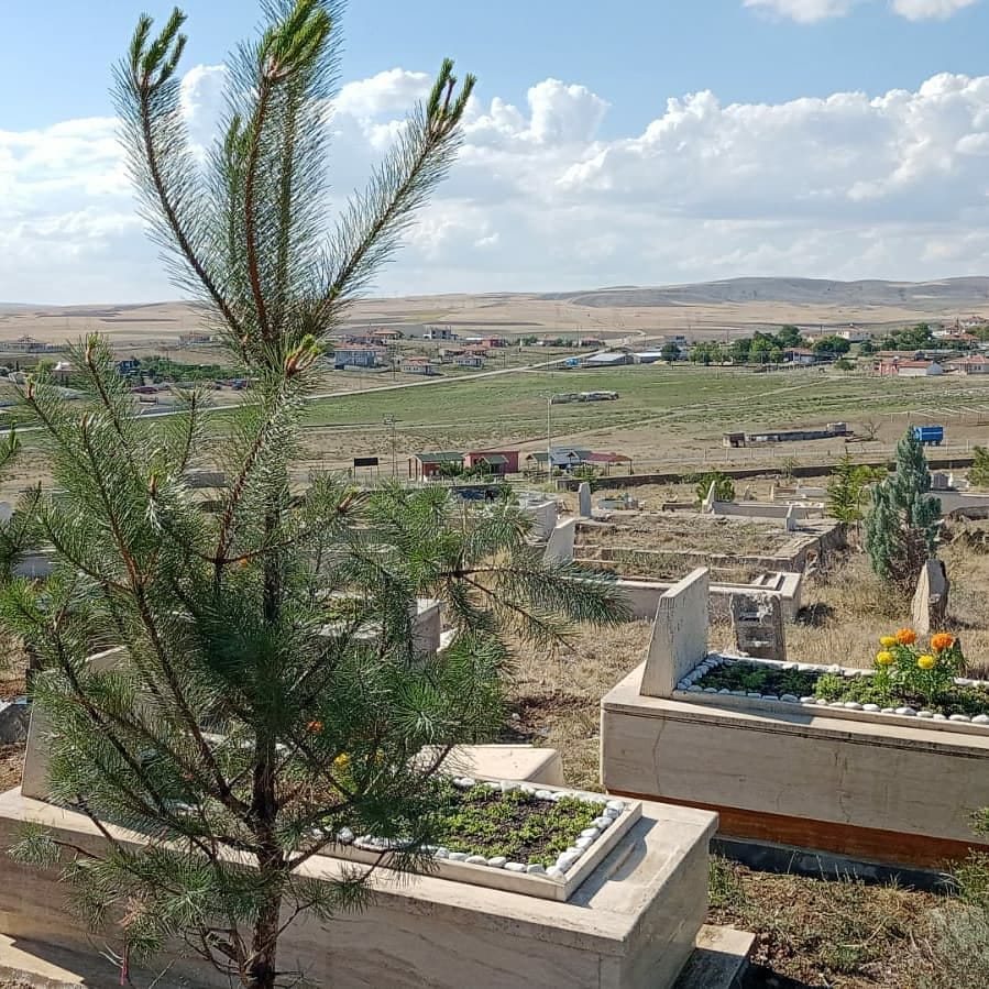 Köy mezarlığında mezar yapımı ve bakımı